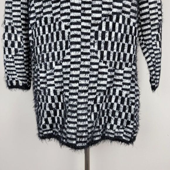 I'm Black White Eyelash Checkered Prints Long Sleeves Mid Length Open Cardigan - Picture 7 of 9